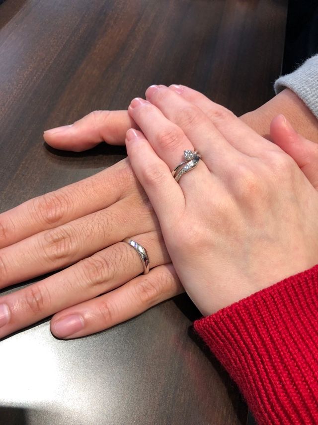 婚約指輪、結婚指輪をつけています。
