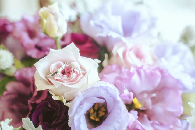 テーマカラーブーケと一緒に撮ったお気に入りの結婚指輪♬