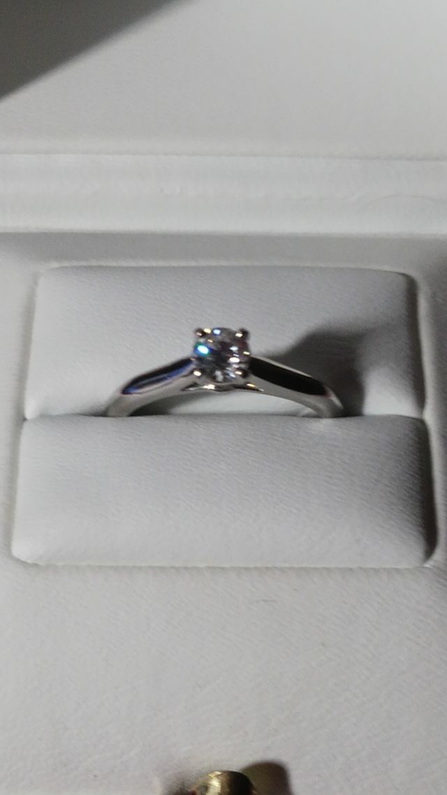 シンプルな立て爪のソリテールです。カラーレスで綺麗です。