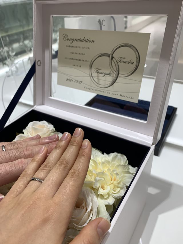 指輪受け取りの際に、店舗で記念撮影をしました。