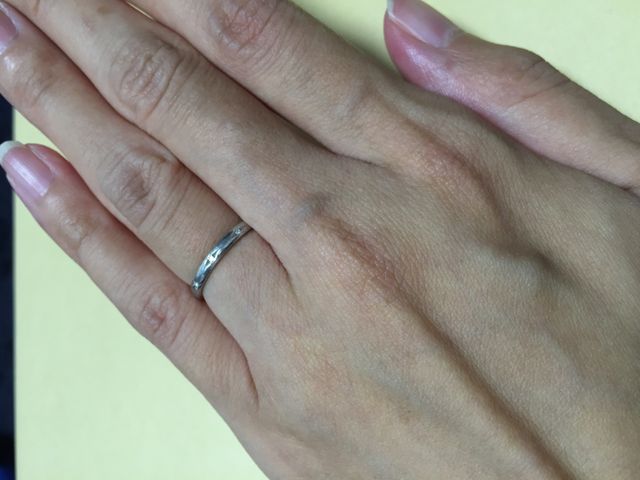 シンプルながら石が3つ入ったタイプ