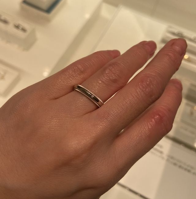 ティファニーのミルグレインのダイヤ1つ付いてるデザインです。