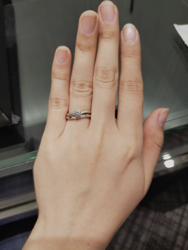 お店で指輪を試着している写真