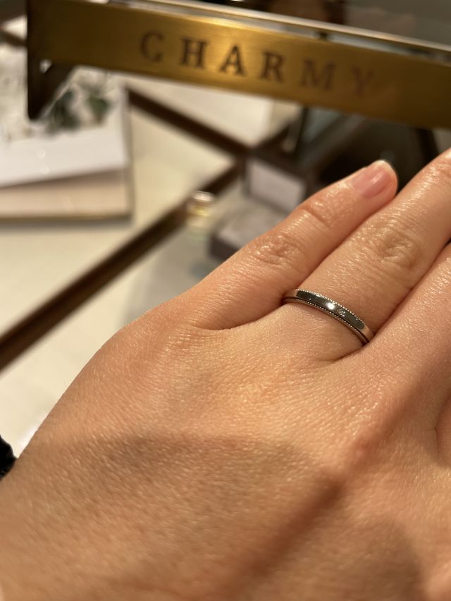 ミル打ちのデザインに一石ダイヤがついてます