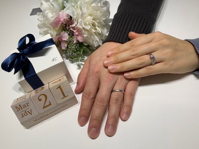 結婚指輪を着用しているところを店内で撮ってもらいました