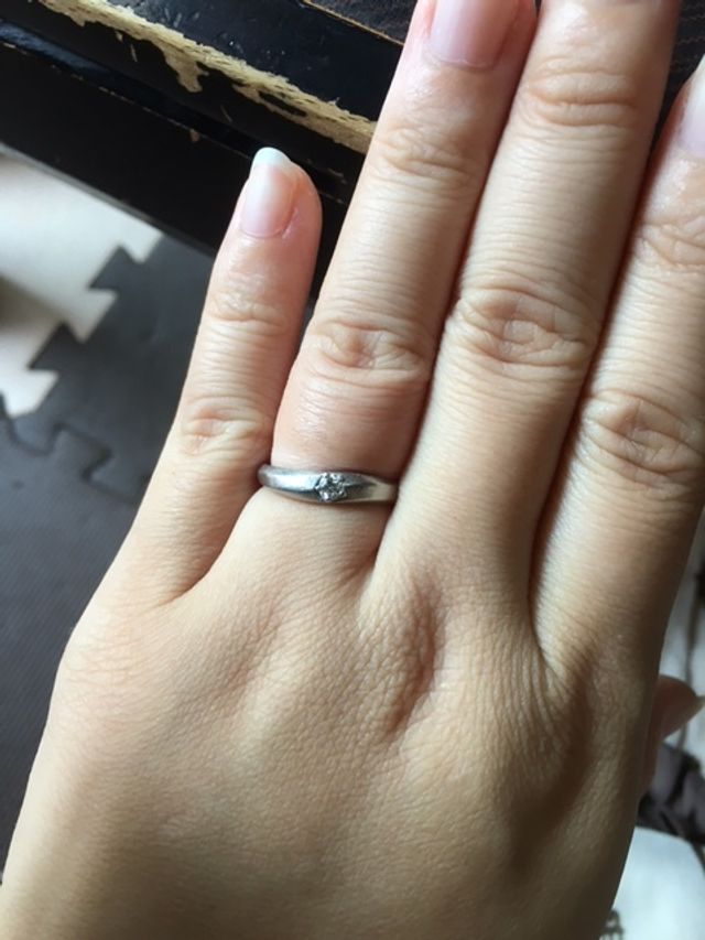 指輪のダイヤの形が星形のカットがされていて可愛いと思います。