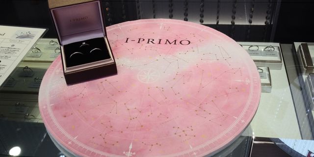 ケースの下2つが結婚指輪で「ネレイス」という
ペアリング。