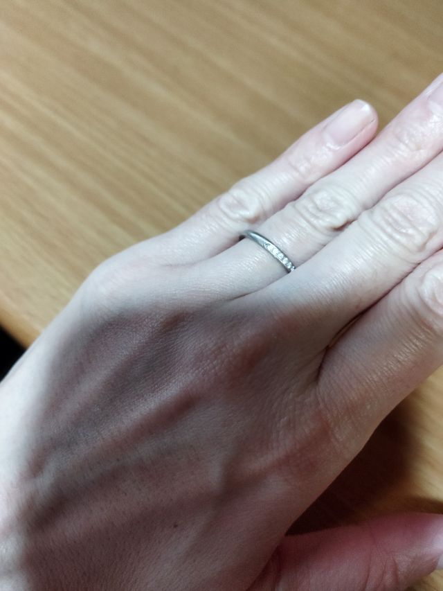 結婚指輪、裏にもストーンあり