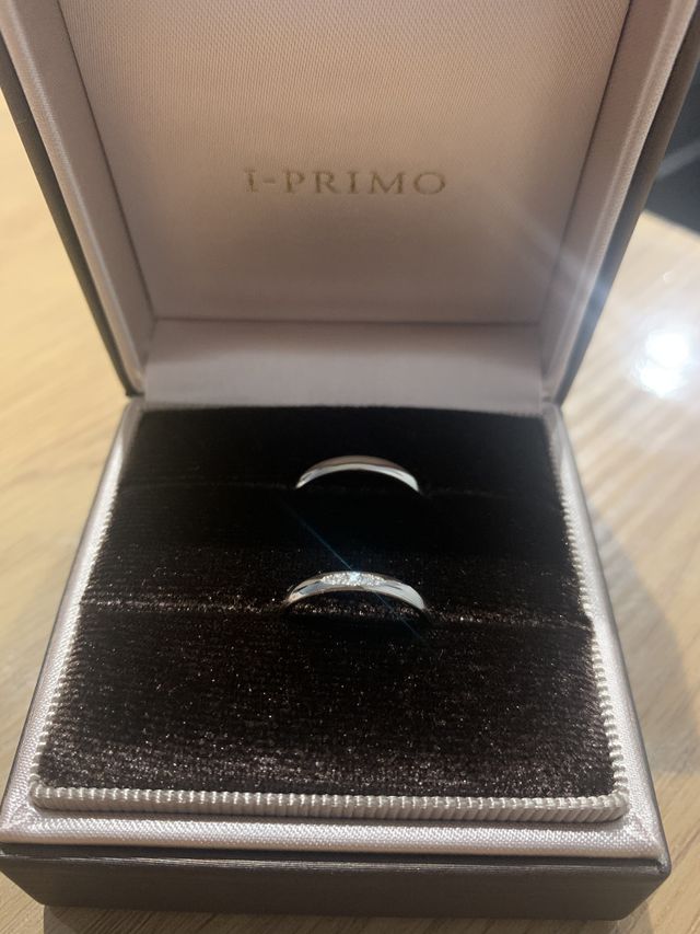 女性用0.02カラットのダイヤが5つ、男性用はダイヤなし。