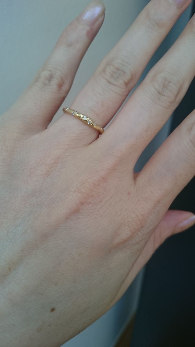 小さなダイヤが10粒、全体的に埋め込まれています