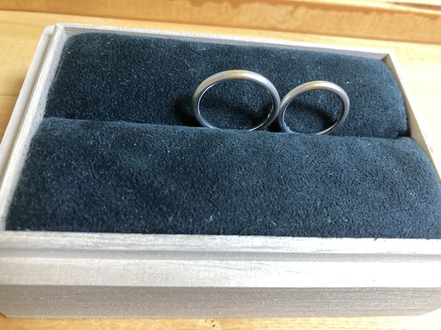 指輪の上部の一部にイエローゴールドが入っています。