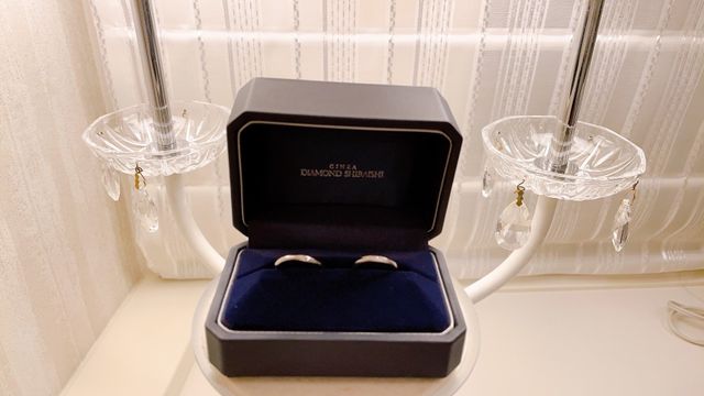 指輪の箱には中にもダイヤモンドシライシの字が入っています！
