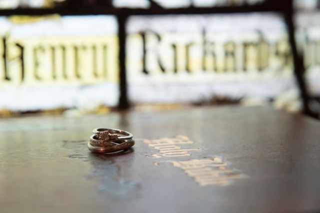 結婚式場で撮っていただいた婚約指輪と結婚指輪