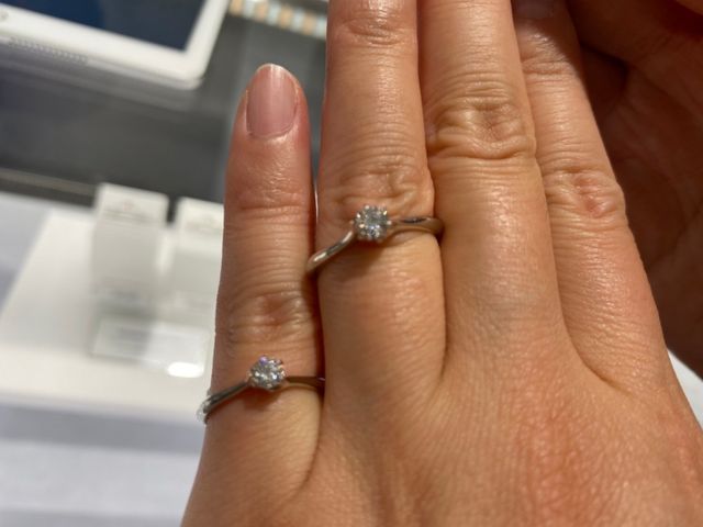 2種類の婚約指輪を試着させてもらった時の写真です。