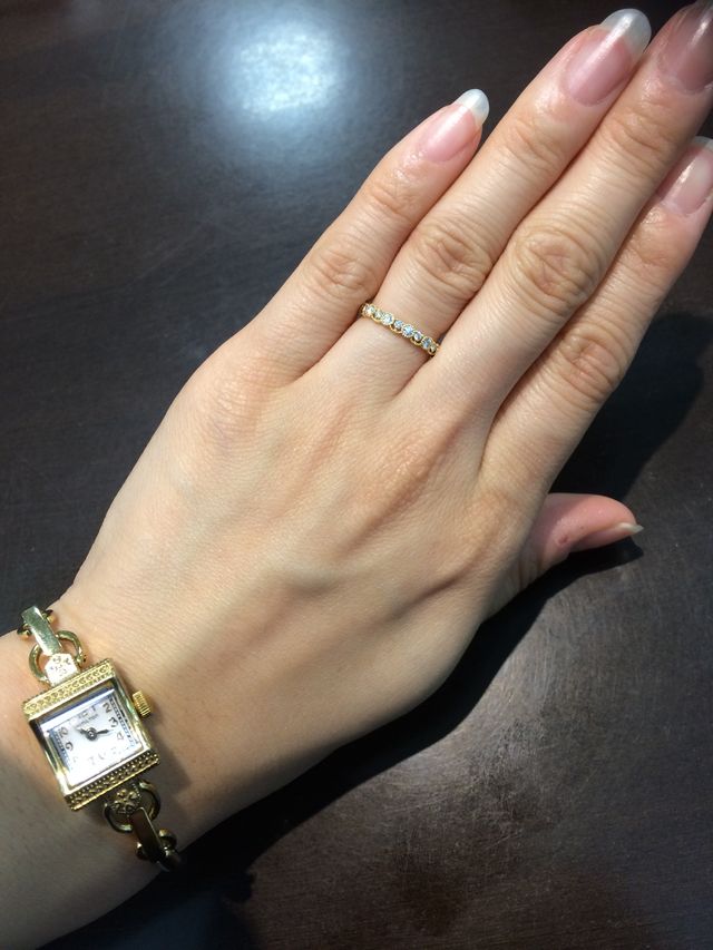 私の肌の色に合うという事でゴールドで作りました。