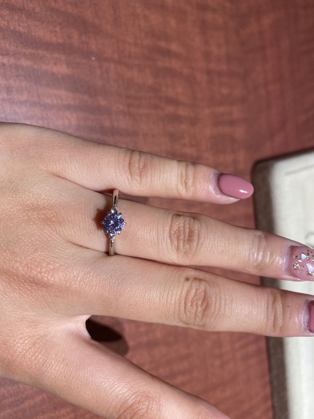 センターの石は見本のジルコニアです