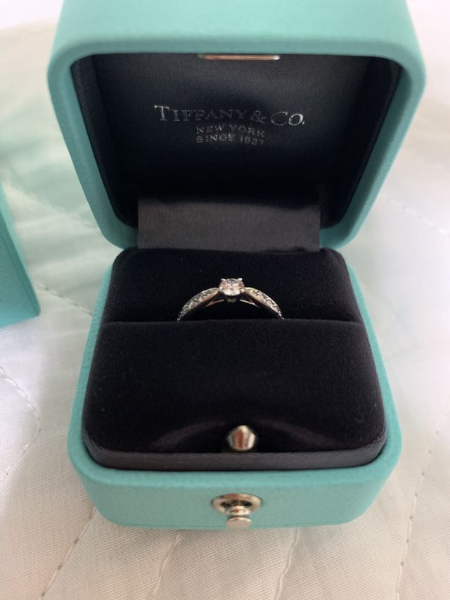 婚約指輪の「ハーモニー」です