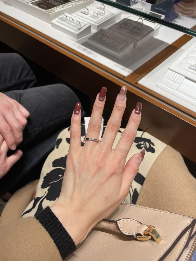 フラットにダイヤモンド１つのシンプルなデザインです。