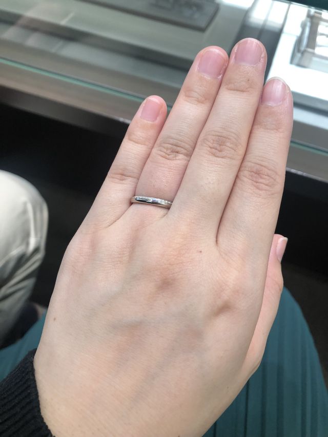 着ける方向によって印象が変わります。