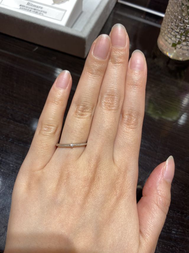 ミル打ちがされていて、真ん中にダイヤがあるデザイン。