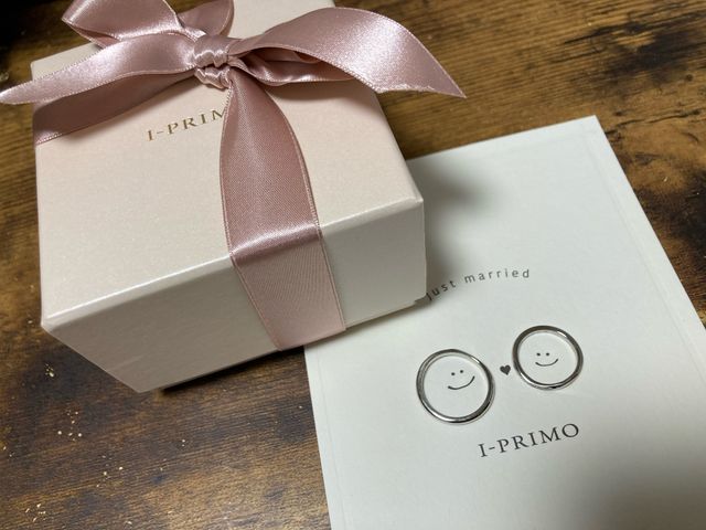 記念にいただいた台紙に指輪を置いて記念写真が撮れます。