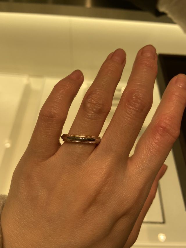 ティファニー のミルグレインの内側がゴールドのタイプです。