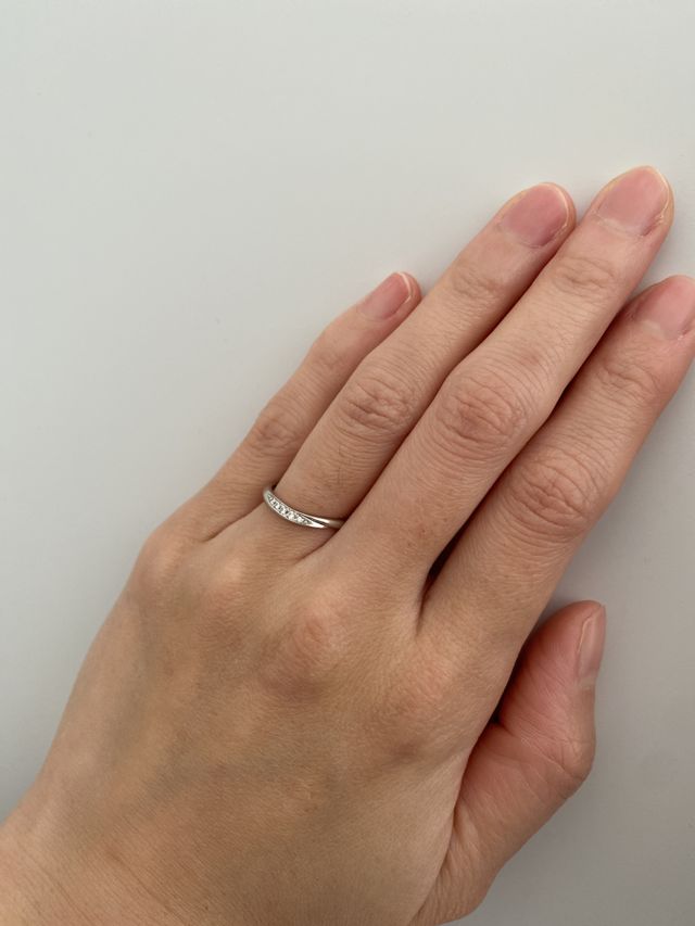 ダイヤが入っていて、少しうねりが入っているデザインです。
