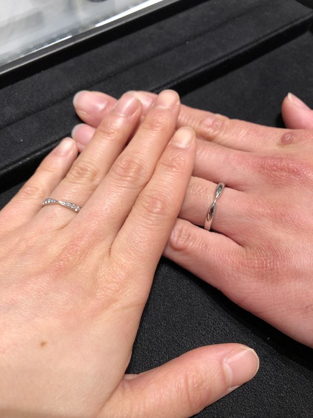 2人で結婚指輪を試着している写真です。