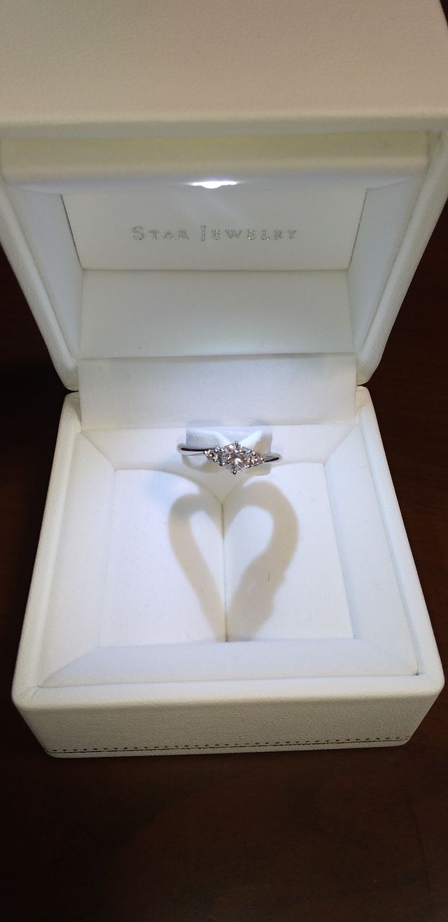 箱を開けるとライトアップされハート型の影が映り、素敵です。