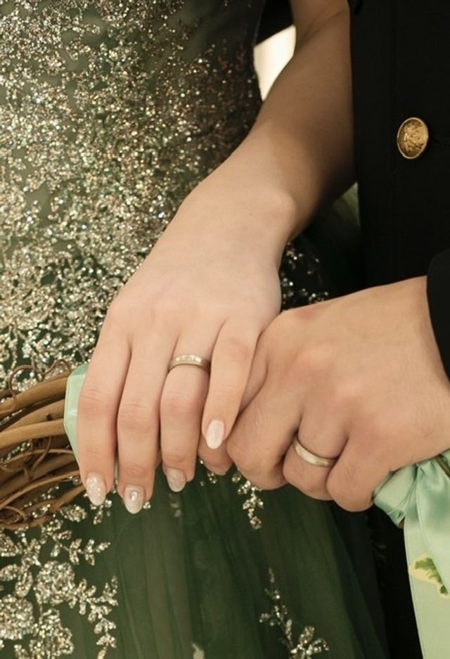 結婚式での写真です。2人お揃いのデザインです。