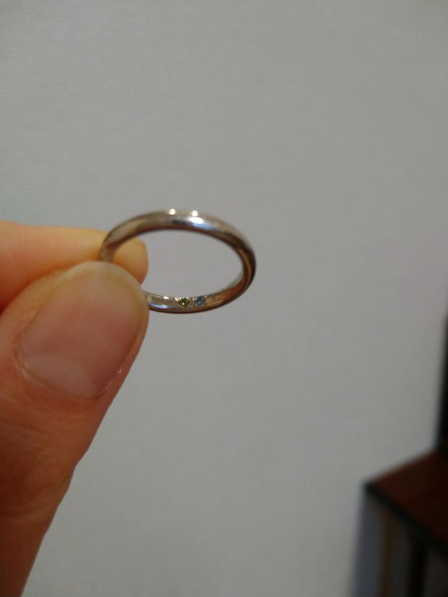 指輪の内側に宝石を2つ入れてもらいました。