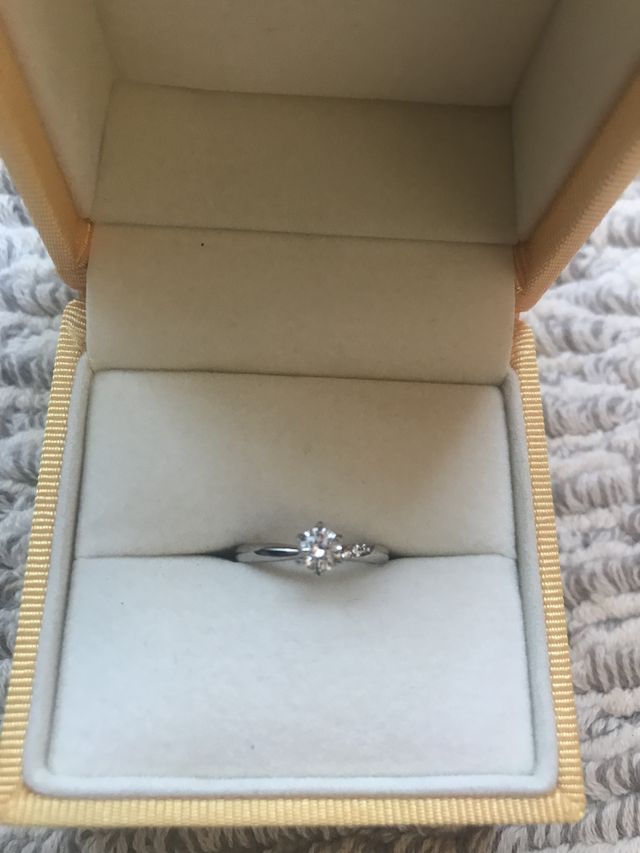 リングは石に向かって細くなっていくデザインです。