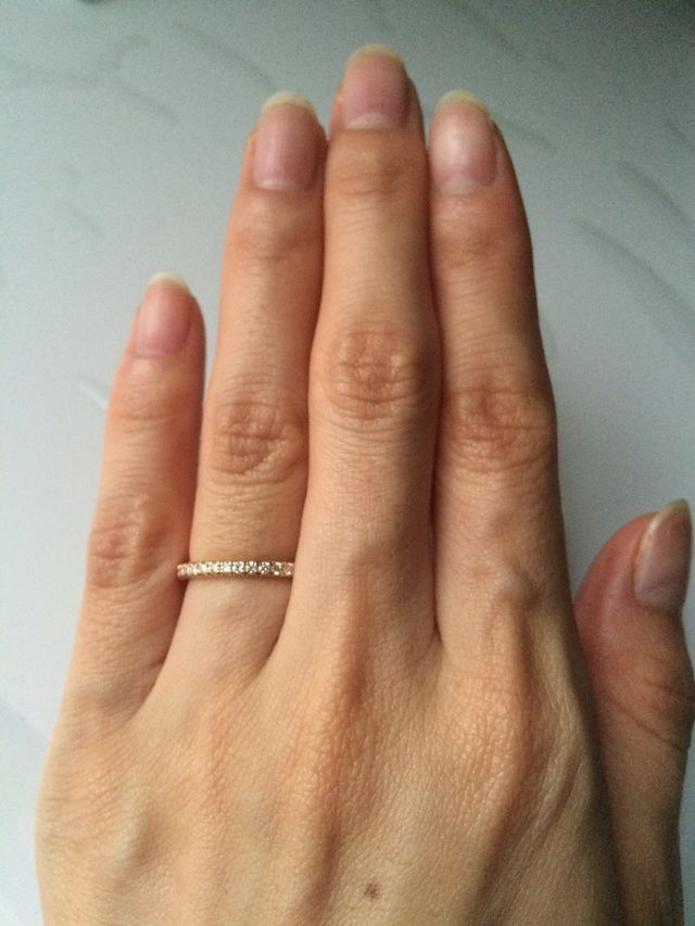 一周石があってもリングが細めなので華奢に見える