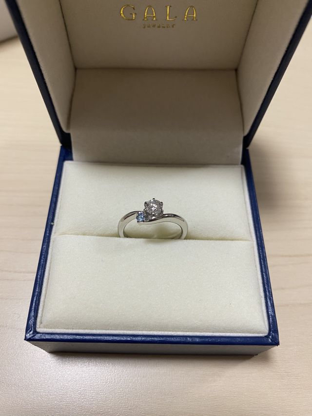 婚約指輪(左の小さな石はカスタマイズでアクアマリン)