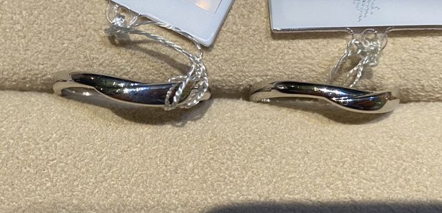 丸みを帯びたＶ字の結婚指輪