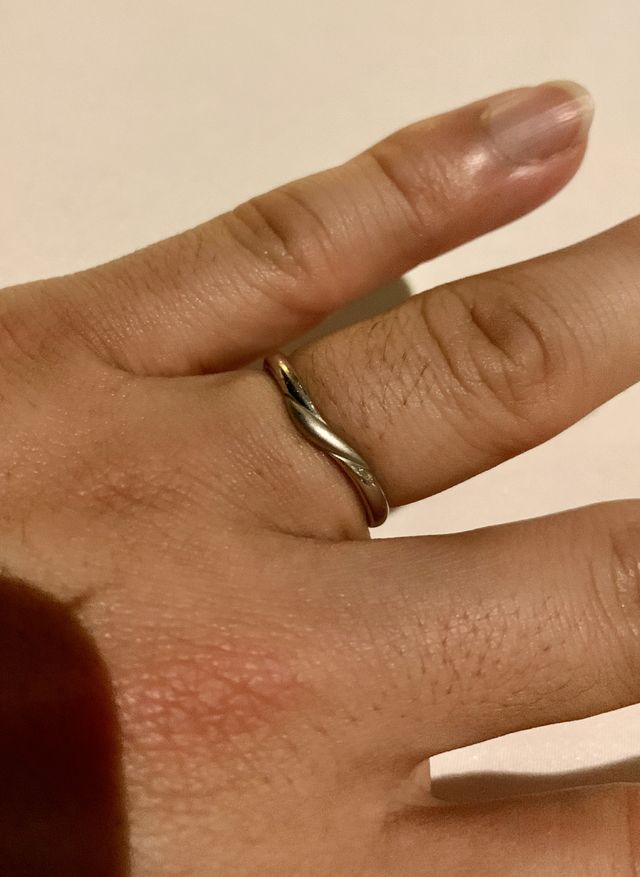 デザイナーさんに形やマット加工をデザインしていただいた指輪