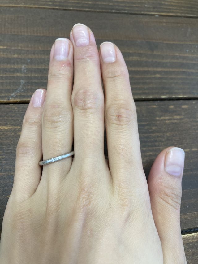 シンプルなプラチナのリングに3つダイヤがついています。