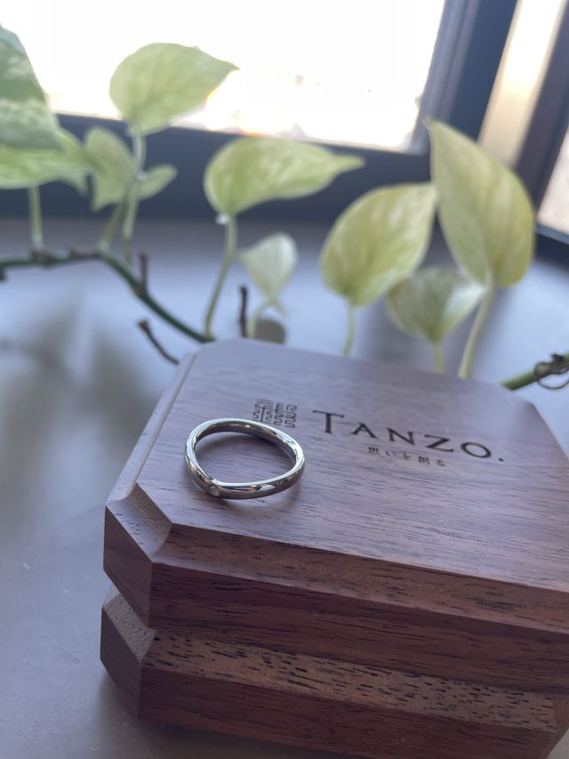 結婚指輪の写真になります。
胡桃の木のボックス付きです。