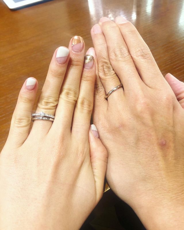 結婚指輪は、わたしはゴールドで、彼はプラチナを試着しました。