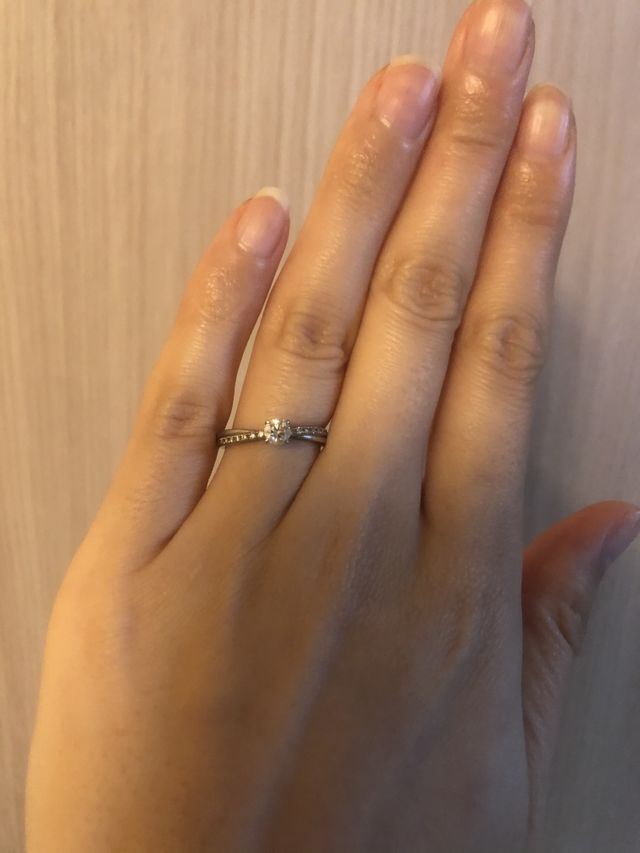 メレダイヤとダイヤモンドが
かわいい婚約指輪です。