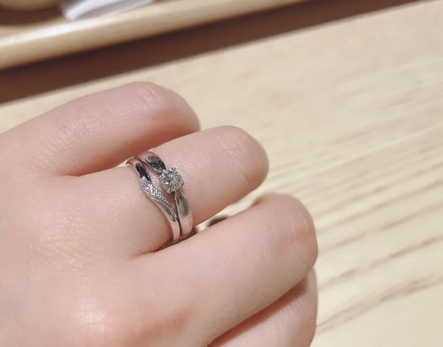 単体でも可愛い結婚指輪ですが、重ねづけもお気に入りです