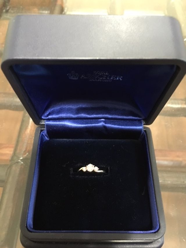 婚約指輪です