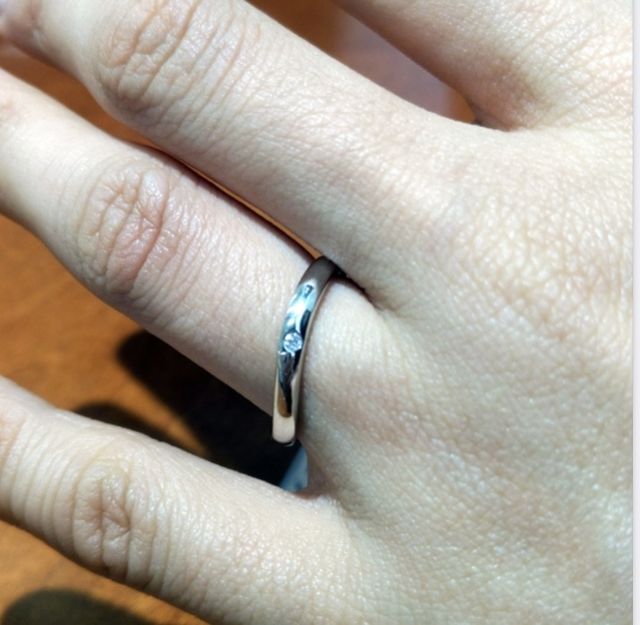 一粒ダイヤモンドが埋め込まれています。