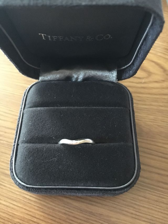 真ん中に1つだけダイヤが付いています