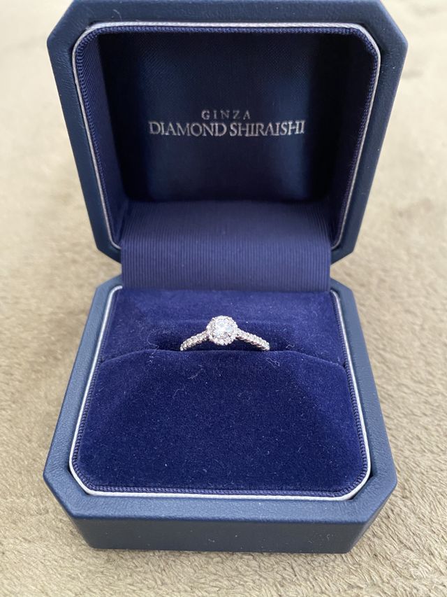婚約指輪の写真です。ケースのデザインも洗練されています。