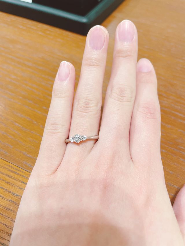 中央ダイヤの横に大きめのメレダイヤのあるデザインです。