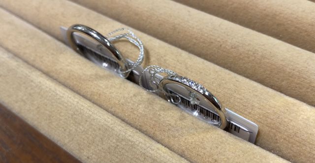 シンプルなストレート3石タイプのプラチナのリング