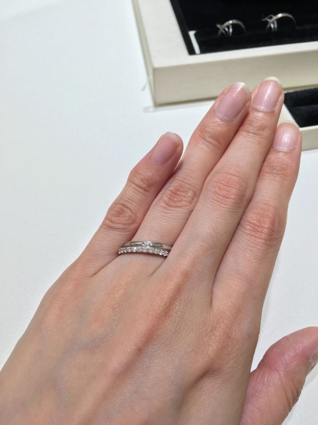 エンゲージリングのフルエタニティ重ね付けも可愛い