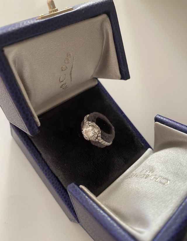 一粒の大きなダイアモンドと周りを交差する小さなダイアモンド