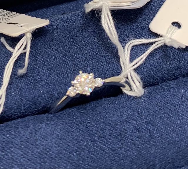 ナチュラルグレイスの0.25カラット。